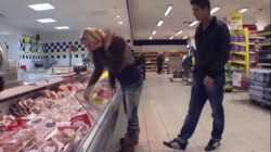 Blondine im Supermarkt zum Ficken ueberredet